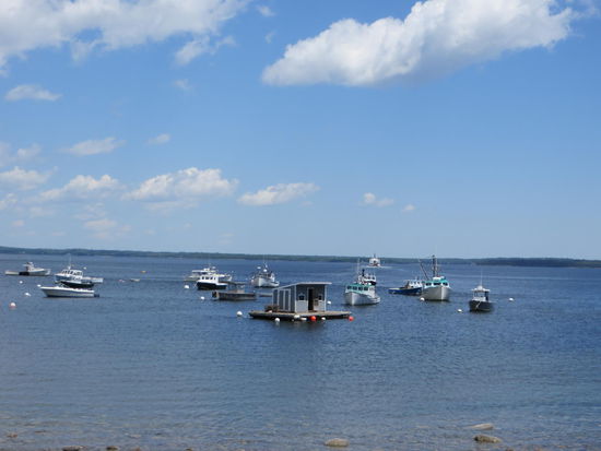 Hier liegen die kleine Boote, die die Lobster aus den Reusen holen