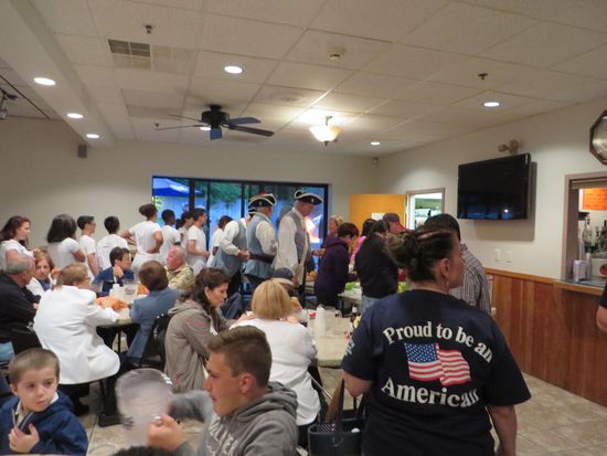 Dann gings zum Kalten Buffet, bzw. zu Hamburgern und Hot Dogs. Bill lud uns auch dazu ein und wir haben dabei noch ein Glas Wein getrunken.