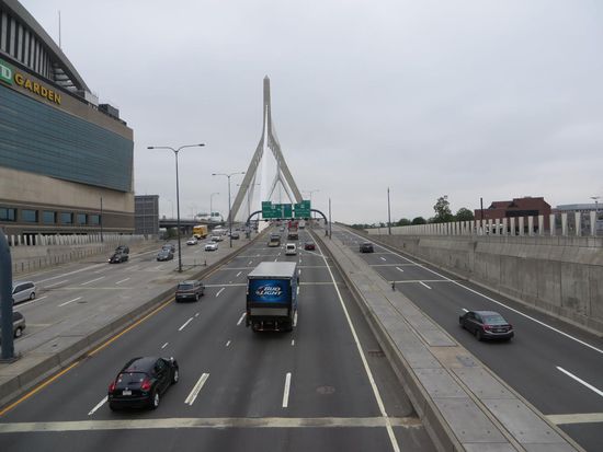 die große Brücke und Einfahrt in die Unterwelt