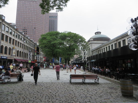 Die Cafés sind gut gefüllt.