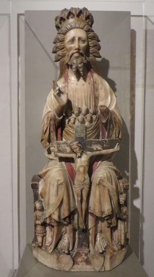 Ein Gnadenstuhl aus Alabaster um 1420-50 aus England ist sehr schön präsentiert und fällt uns gleich ins Auge.