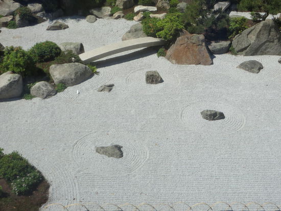 Als wir aus dem Fenster schauten, konnten wir auf den japanischen Zen-Garten hinabsehen. Der Ruhe Frieden ausstrahlte.