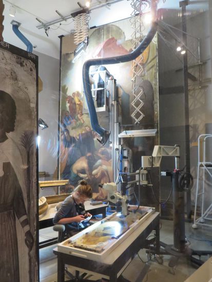 Dann konnten wir durch eine Scheibe in die Restaurationswerkstatt blicken und die Damen beim Restaurieren beobachten. Es wurde mit kleinsten Messern an den Gemälden rumgeschabt, um Ablagerungen zu entferne.n und das ganze wurde durchs Mikroskop beobachtet. Was für eine Puzzelsarbeit.