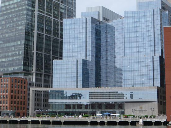 Wir gingen dann in Richtung Hafenteil, in dem die Boston Tea Party stattgefunden hat. Wir kamen an dem Glaskasten des Hotels Intercontinental vorbei.
