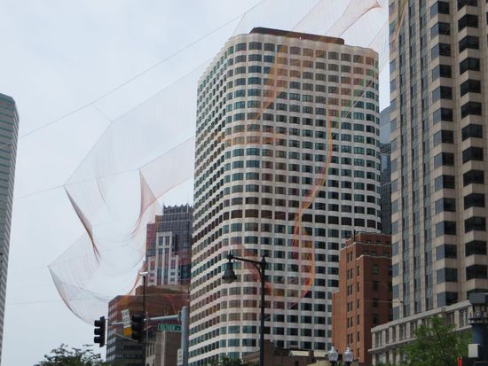 Und zwischen den Hochhäusern war ein buntes Netz gespannt, was sicherlich ein Kunstwerk sein soll.