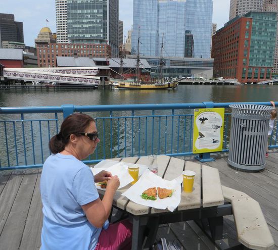 gegenüber der Boston Tea Party