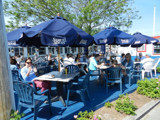 Dann sind wir zum Hafen hinunter gegangen und haben dort in einem kleine Lokal Fish and Chips gegessen mit Blick auf das muntere Treiben.