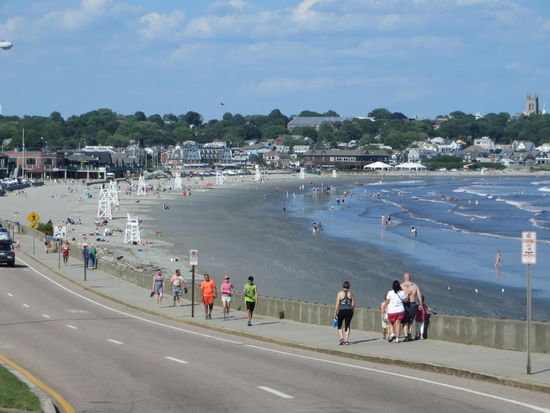 Bevor wir zum Campingplatz kamen fuhren wir noch an einem öffentlichen Stück Strand vorbei. Ganz Mutige waren sogar im Wasser.