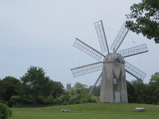 die Windmühle und im Hintergrund der Kirchturm