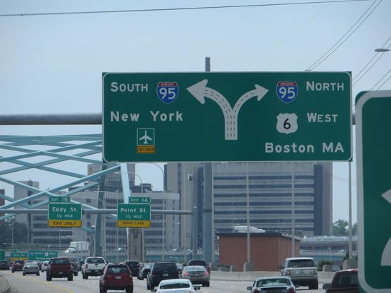 Wir fahren jetzt auf der Autobahn 95 und schlagen die Richtung New York ein.