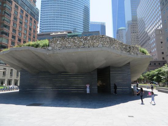 Dann gehen wir in Richtung Mahnmal 9/11. 
Wir kamen am Denkmal für die Hungersnot in Irland vorbei.