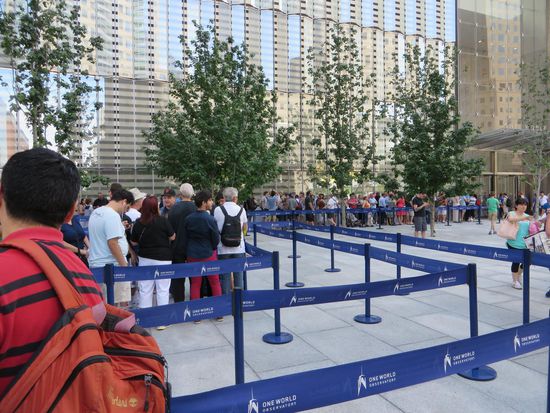 Dann kamen wir auf den Platz des WTC, hier gab es Schlangen, die auf die Aussichtspaltform fahren wollten, wir haben uns nicht angestellt, bei der langen Schlange.
