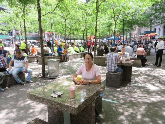 Da es heute sehr heiß ist, haben wir erstmal einen Smoothie zu uns genommen, andere Leute machten auch einen Pause hier unter den Bäumen in Sichtweite des WTC am Trinity Square