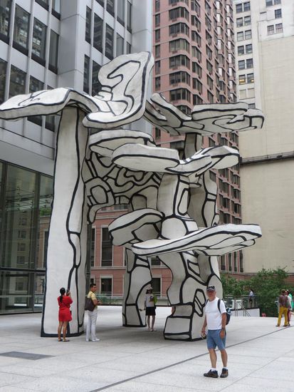 Dann sind wir weitergebummelt und haben wieder einmal ein Kunstwerk von Dubuffet entdeckt, das einfach so rumstand.