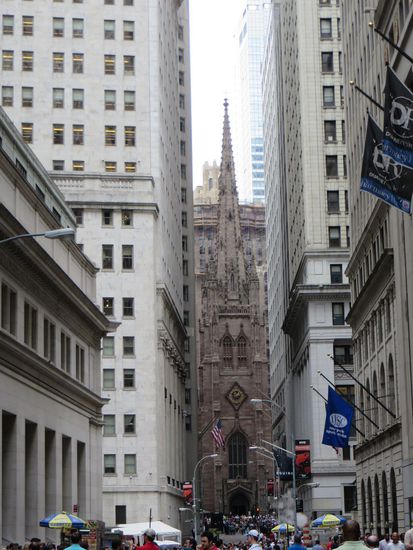 Hier fanden wir die Trinity Church, eingeklemmt zwischen Hochhäusern.