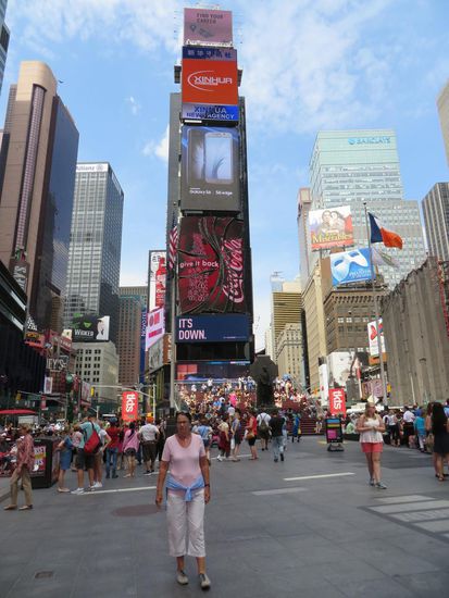 Dann sind wir mit der U-Bahn zum Times Square gefahren. Hier war dann wieder viel los und es gab auch lange Schlangen am Ticketschalter für die verschiedenen Musicals. Auch hier haben wir uns nicht angestellt, denn nach der Ende der Vorstellung wären wir nicht mehr zum Platz zurück gekommen.