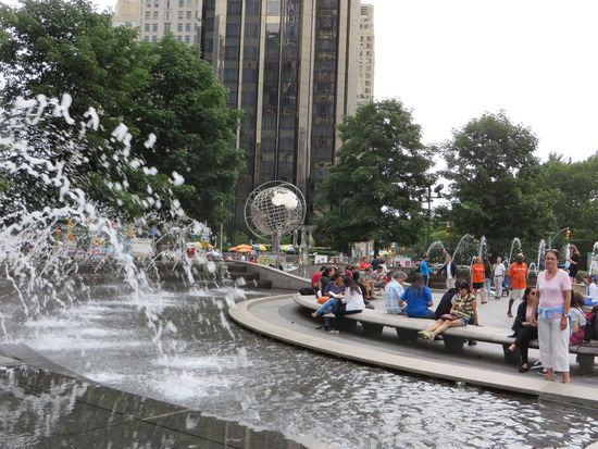 der Brunnen bringt Kühlung