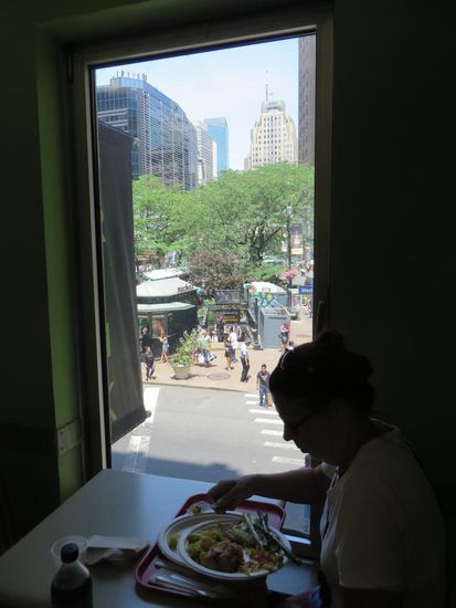Da es schon Mittag ist, sind wir erstmal in ein kleines Bistro gegangen und haben dort gegessen, mit Blick auf den Platz mit den Marktbuden.