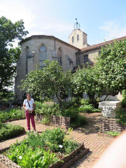 Im Klostergarten konnten wir die verschiedenen Kräuter finden und dazu schien die Sonne heiß. Dann gings wieder in die Ausstellungsräume, es gab ja noch so viel zu sehen.