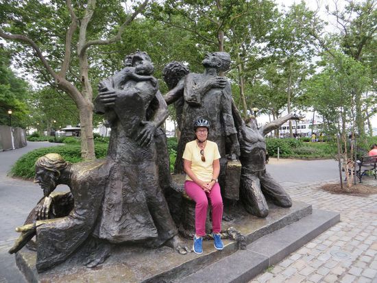 Dann geht’s weiter in den Battery Park hier finden wir ein Denkmal für Emigranten, von ihren Enkeln errichtet.