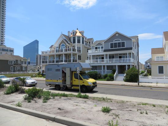 Wir suchen uns einen Platz am Strand, wo wir Mittagspause machen können. Schließlich finden wir in einer kleinen Straße unseren Platz.  
das linke Haus ist Daud's Haus