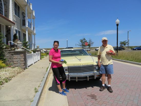 der Cadillac Eldorado
So reich beschenkt gingen wir zurück zum Wagen, um das Gekochte zu essen. Dann gings weiter zum Cape May, wo die Fähre rüber nach Lewes ging.
