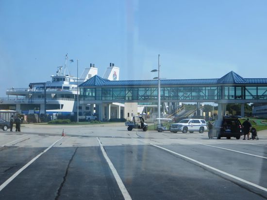 Wir mußten uns in die Reihe stellen und noch ungefähr eine Stunde warten bis die Fähre losging.