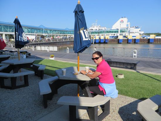 Die Wartezeit vertrieben wir uns im Restaurant.
