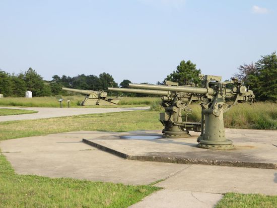 Im Park liegt das Fort Miles, das mit Kanonen ausgerüstet ist, die den Einfall der Feinde im 2. Weltkrieg, hier explizit der Deutschen, stoppen sollten.