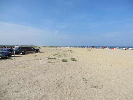 Weiter sind wir dann noch bis Strand gefahren, hier gab es große Parkplätze, die natürlich fast voll waren. Der Strand war kilometerlang und die Menschen hatten es sich mit Zelten, Sonnenschirmen und Grillen bequem gemacht