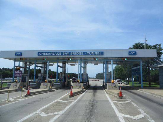 Wir müssen 19 $ Toll bezahlen und dann geht’s auf die Brücke.