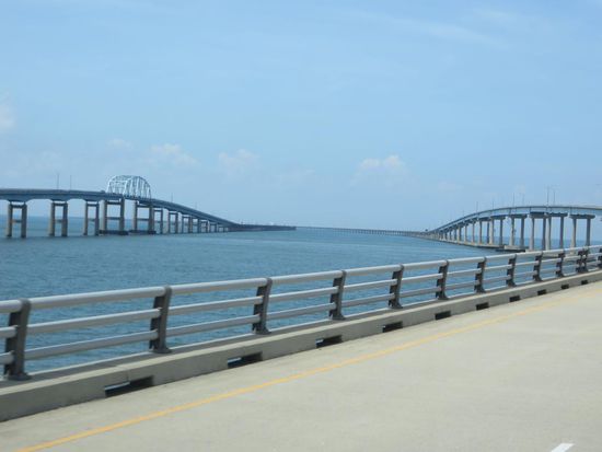 Jede Fahrtrichtung hat zwei Spuren und heute ist wenig Verkehr.