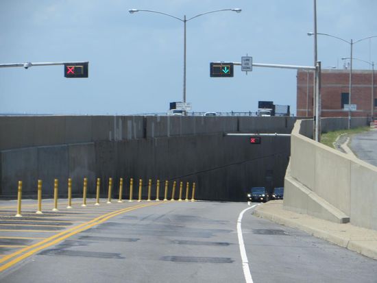 Dann kam die Einfahrt in den Tunnel, der nur für jede Richtung eine Spur hatte.