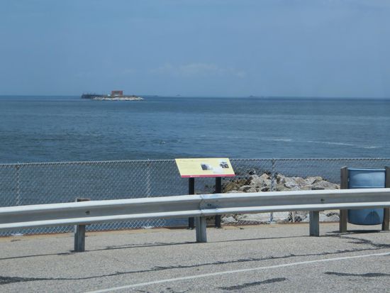 dahinten verschwindet die Straße im Wasser