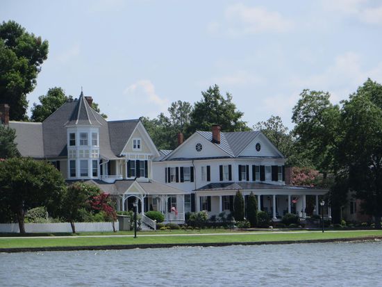 schöne Häuser stehen am Ufer