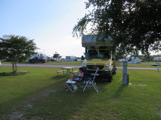 Wir genießen noch ein wenig die Natur und machen einen kleinen Spaziergang über den Platz hinunter zum Fluß und zum Schwimmbad.