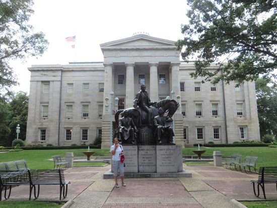 Drei ehemaligen Präsidenten des späten 19. Jh. kamen aus North Carolina und das hier gleich in Bronze festgehalten.