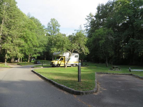 Wobei es auf den Platz hier eine saubere Toilette gibt, aber sonst nichts mehr. Die Stellplätze sind asphaltiert und es gibt Tisch und Bänke. Also was will man mehr und das Ganze wie gesagt nur 16 $.