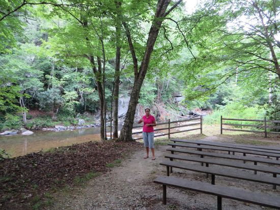 Wir haben noch eine Runde über den Platz gedreht. Da gab es unten am Fluß noch ein kleines Amphitheater.