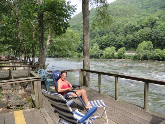 wir sitzen direkt am Fluß