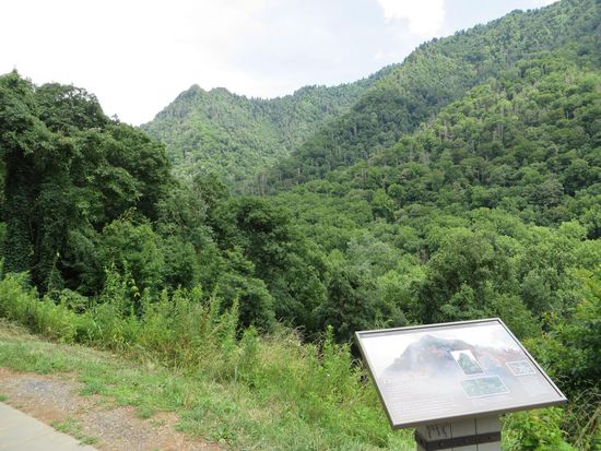 Es gab wieder viele Overlooks zum Schauen. Ein paar Mal haben wir angehalten und den Blick auf die Smoky Mountains genossen.