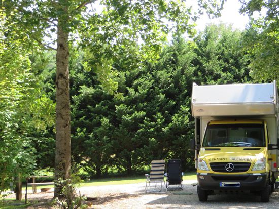 die Stühle stehen zum Faulenzen bereit