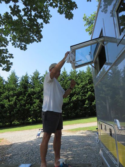 171. Tag, Freitag, der 17.7.2015 – Bryson-City – 
Dieser Tag ist dem Auto gewidmet, alle Fenster werden geputzt, die Dichtungsgummis mit Vaseline eingerieben und das sieht so aus :
Meinen Arbeitsplatz kann hinter Achim hervorlugen sehen – schwere Arbeit .