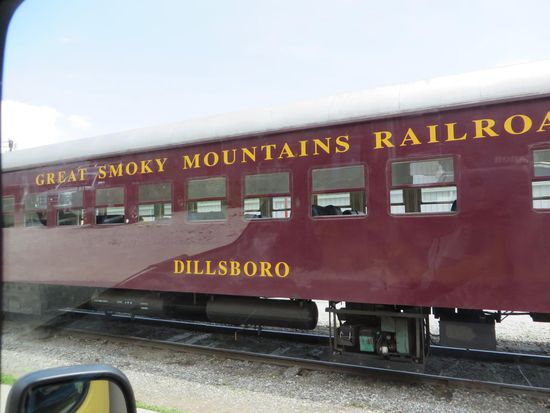 172. Tag, Samstag, der 18.7.2015 – Bryson City – 
Am Nachmittag sind wir in die kleine Stadt gefahren. Es gibt hier eine Eisenbahn, die in die Smoky Mountains fährt.