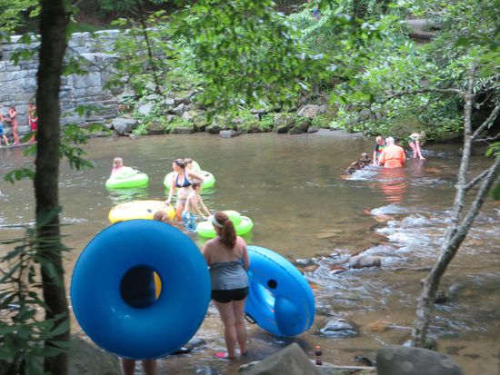 Dann sind wir in den Creek Park gefahren, hier läuft der kleine Fluß durch und tausende leihen sich große Luftreifen, um damit auf dem Fluß zu reiten.