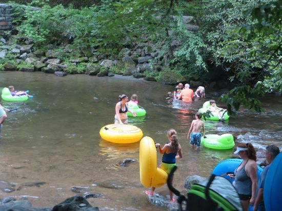 lustiges Schwimmen mit den Reifen