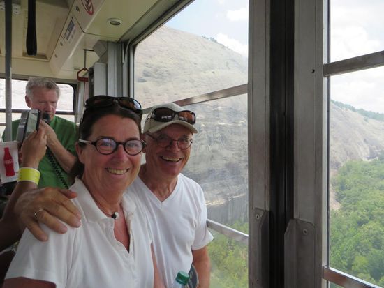 Dann fahren wir mit der Kabinenbahn auf den Mountain hinauf. Es ist ziemlich heiß, aber hier oben weht ein Wind, so daß wir auf dem Mountain herumlaufen können.