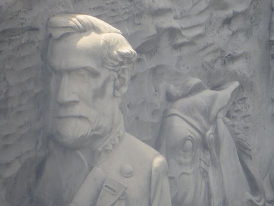 Wir fahren wieder mit der Gondel nach unten und kommen ziemlich nah an den drei Generälen vorbei und können, so daß wir die Steinmetzarbeiten erkennen können.