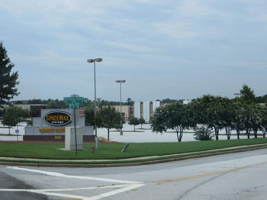 Dann am Donnerstag bringen wir dann den Wagen dorthin, klemmen die Batterien ab, damit die nicht kaputt gehen. Dann machen wir den Vertrag und bezahlen ca. 700 $ für ein halbes Jahr.