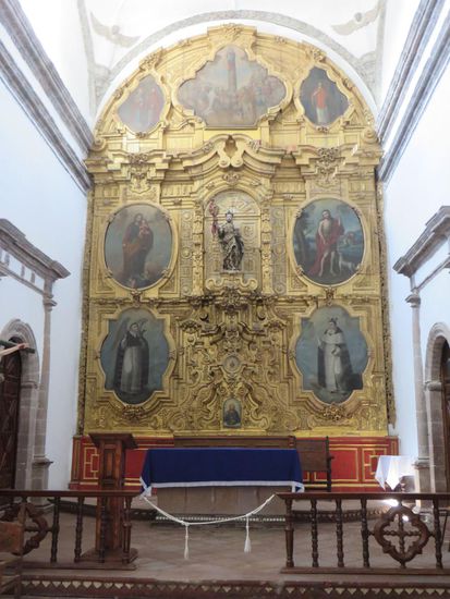 der vergoldete Altar der Kirche